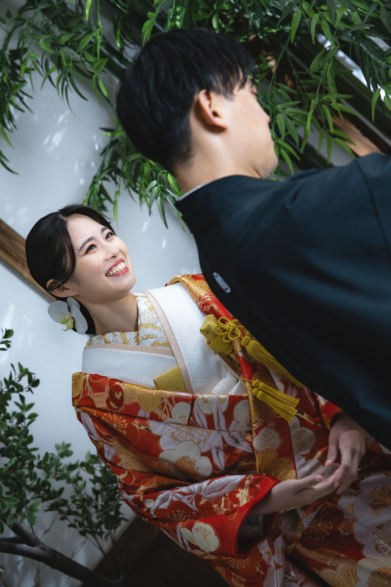 新郎さんを見つめる新婦さん