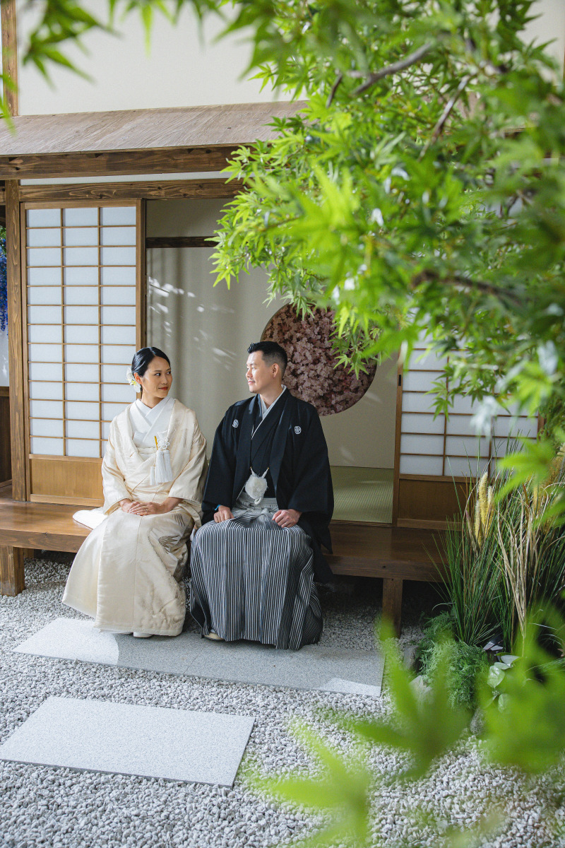 縁側で寄り添いながら