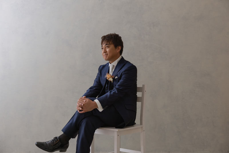 視線の先の家族に微笑んで