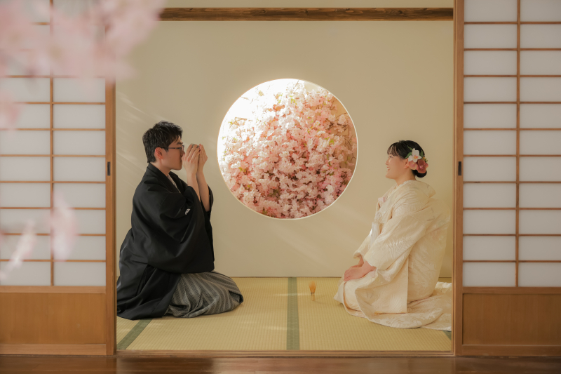 新郎さんがお椀を持って、ごくり。