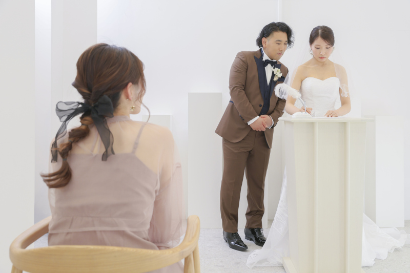 結婚証明書にサイン。
