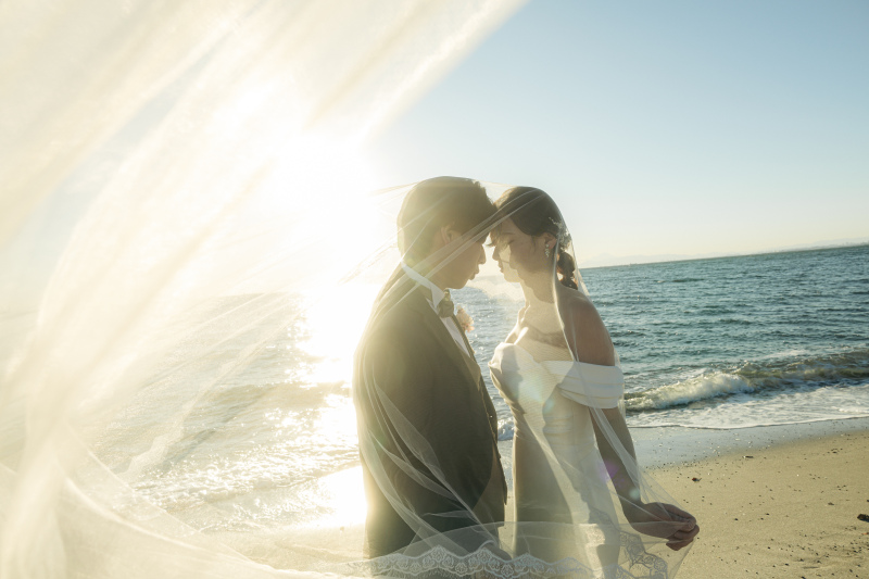 ベールを靡かせながら