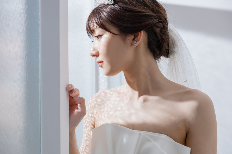 光の方を見つめて