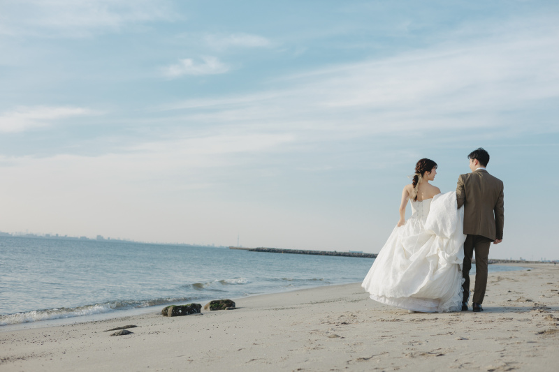 海辺を歩くシーン