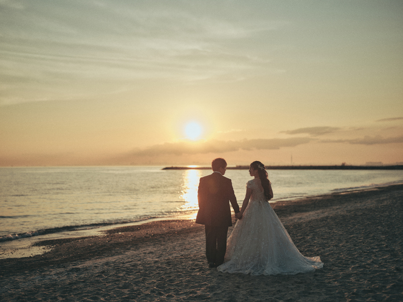 夕陽をバックに