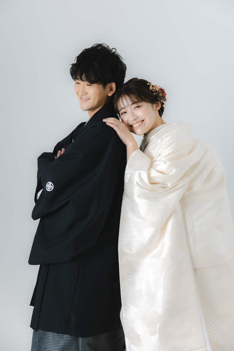 新郎さんの肩に身を委ねて