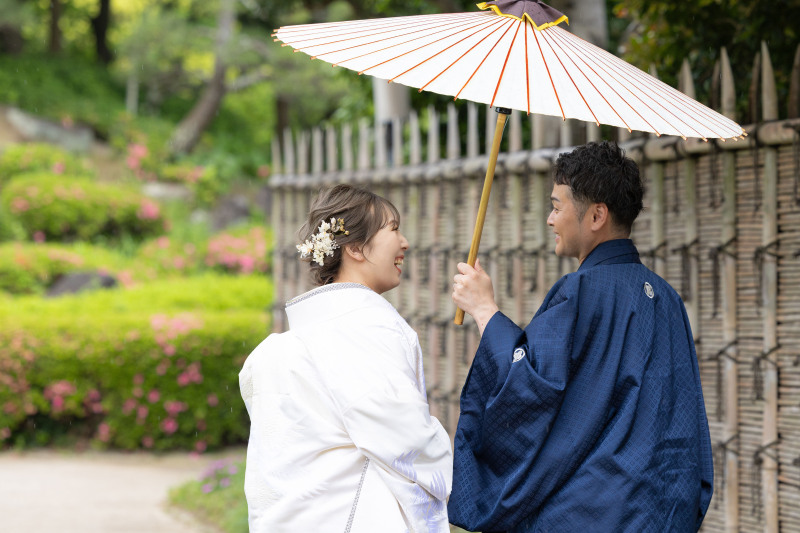 傘をさして歩きながらおしゃべり