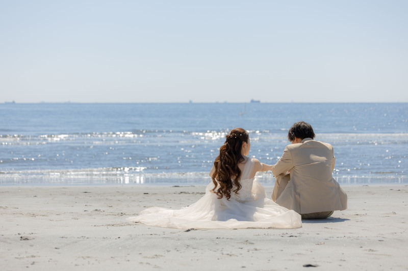 砂浜に座って日向ぼっこ