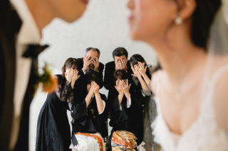 ご家族様と一緒に撮影させていただいた1枚。結婚は二人だけじゃなくて、お二人を支えて育ててきたご家族にとっても特別な日。そんなことを改めて実感する1枚になりました。