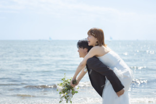 海をバックにおんぶ！