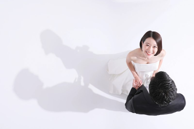 【シンプルな背景がおふたりらしさを輝かせる】洋装スタジオPLUS + |全データ美肌レタッチ付き(150カット) + 台紙1冊