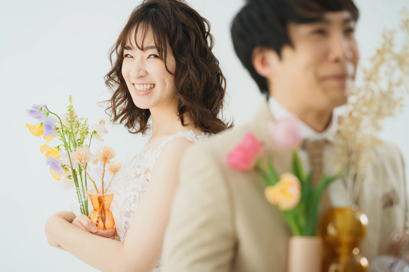 【シンプルな背景がおふたりらしさを輝かせる】洋装スタジオPLUS + |全データ美肌レタッチ付き(150カット) + 台紙1冊