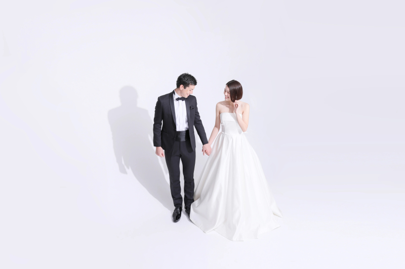【シンプルな背景がおふたりらしさを輝かせる】洋装スタジオPLUS + |全データ美肌レタッチ付き(150カット) + 台紙1冊