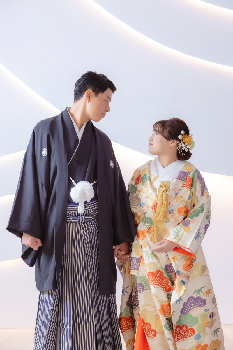 手をつないで見つめあい