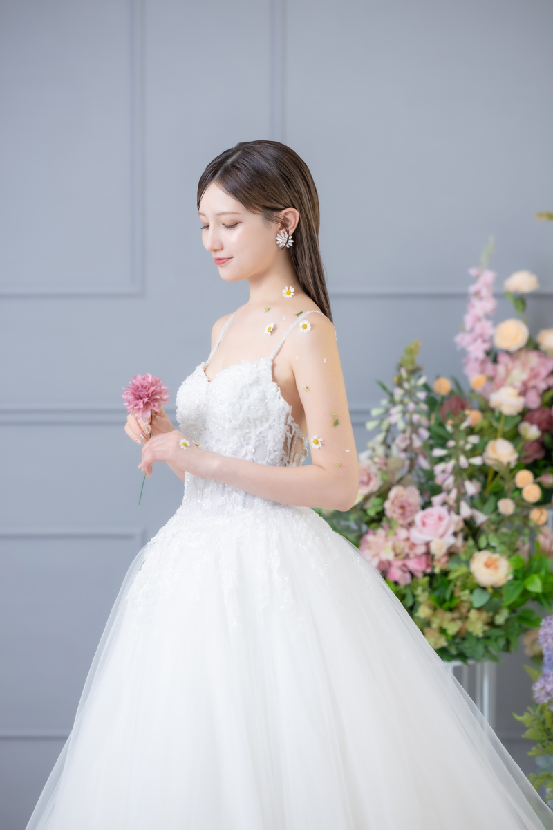 花が彩るドレス姿