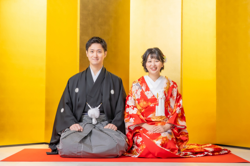 まずは金屏風の前で