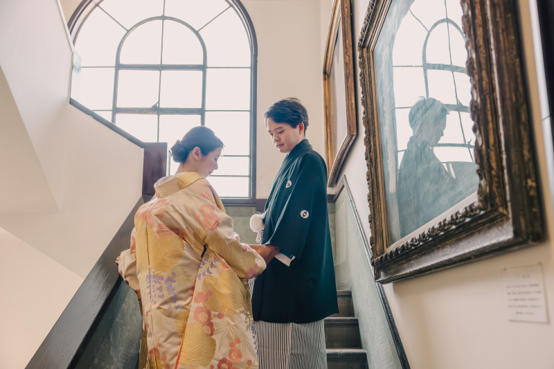 自然光が差し込む階段で残す一枚。