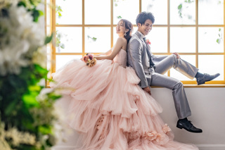 ドレスのゴージャスなボリューム感を表現するためのライティングとポージングをセレクト。写真苦手な方もご安心ください。お二人が最も映えるようプロの視点でご提案させていただきます。