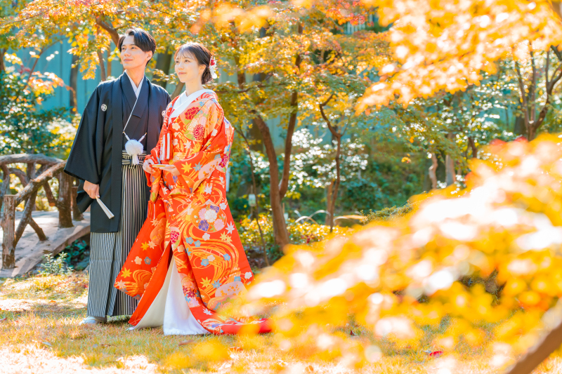 秋のロケーション撮影。光の角度、木々の色の移り変わりなどが最も鮮やかに演出できるようお二人以外の要素も注意深く観察し、まるで映画のワンシーンのような情景を創り込んでいきます。