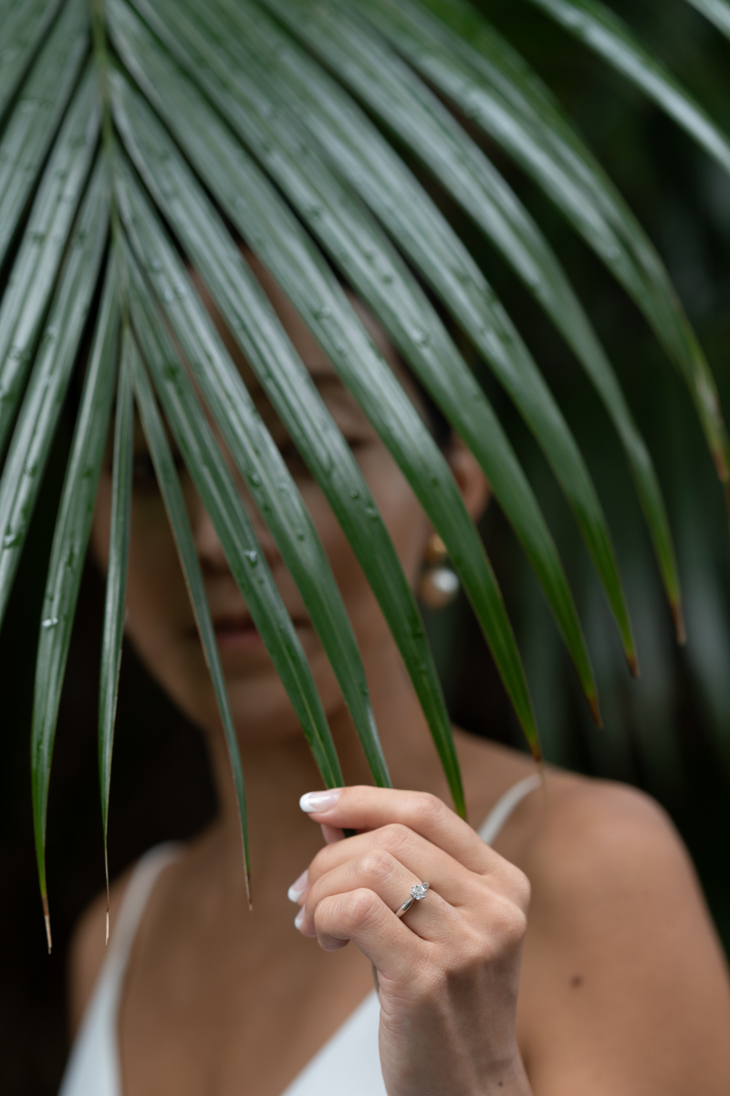 指先に、そっと輝くリングの光