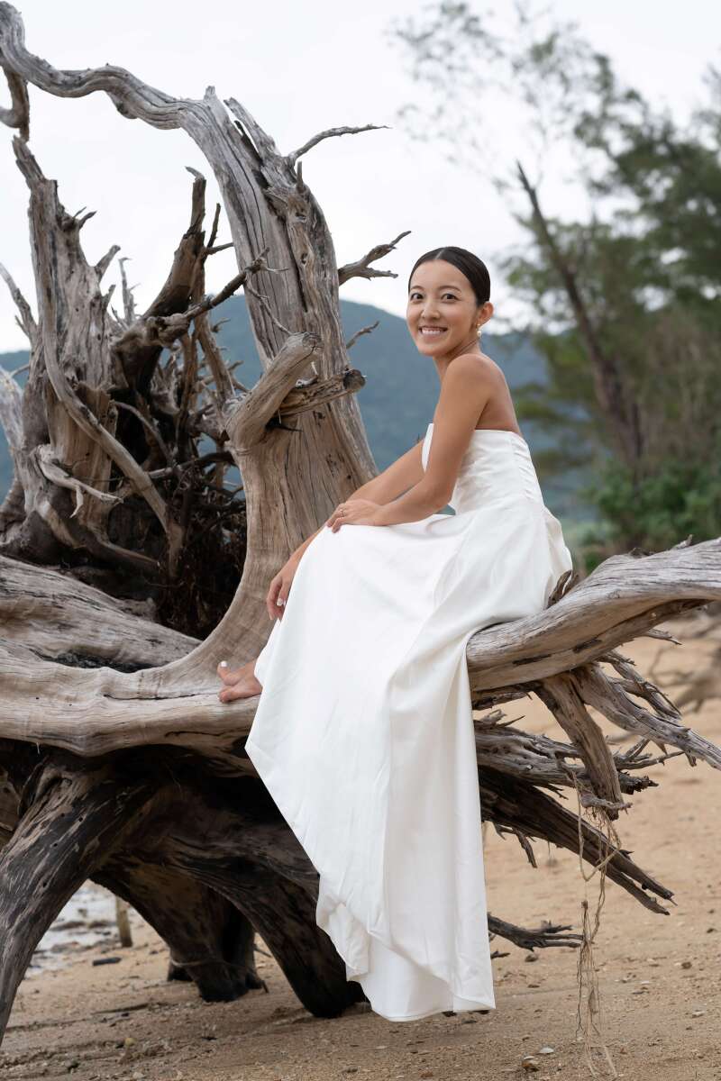 素足が似合うウェディングドレス