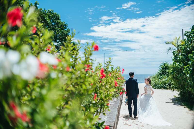 ハイビスカスの道を抜けて、海へ