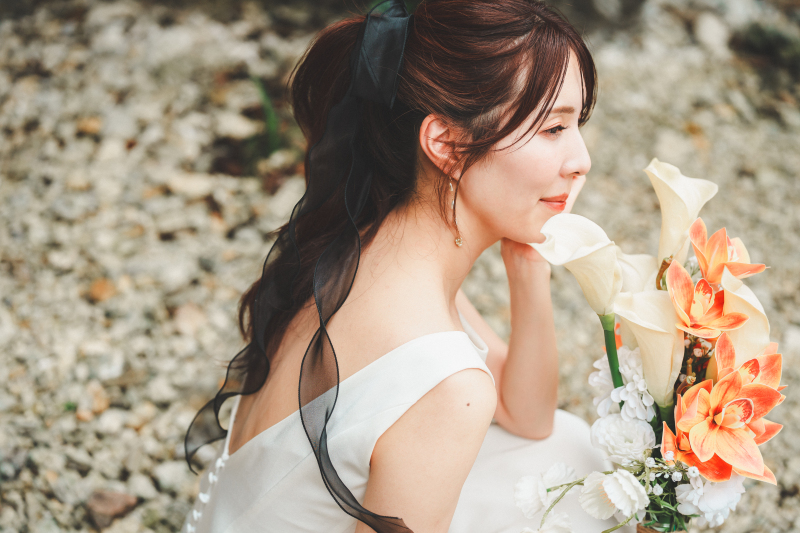 海を見つめる美しい横顔