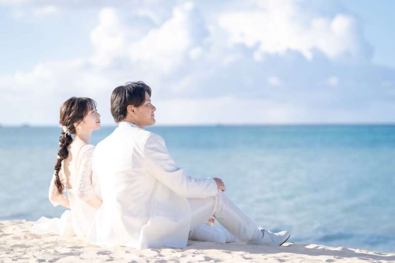 海をみつめるふたりの姿も