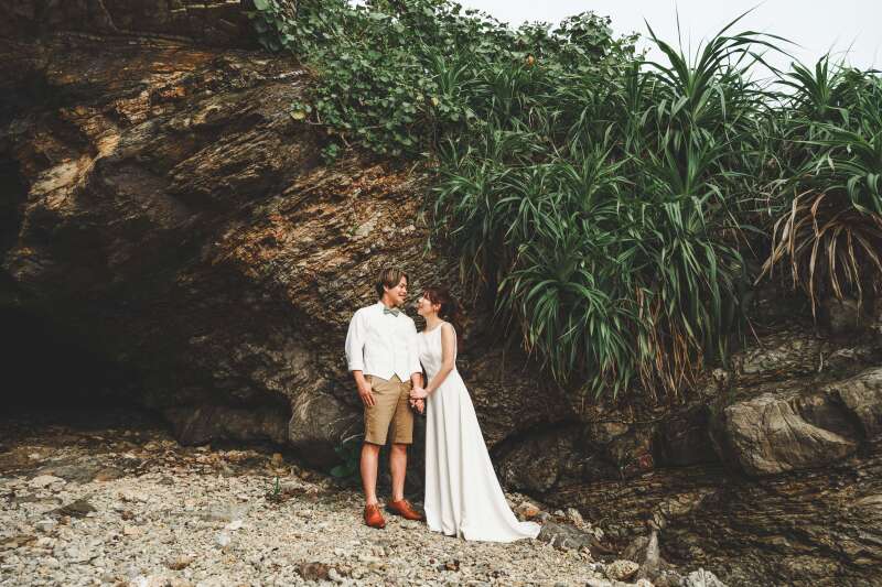 洞窟の外に広がるワイルドな岩場