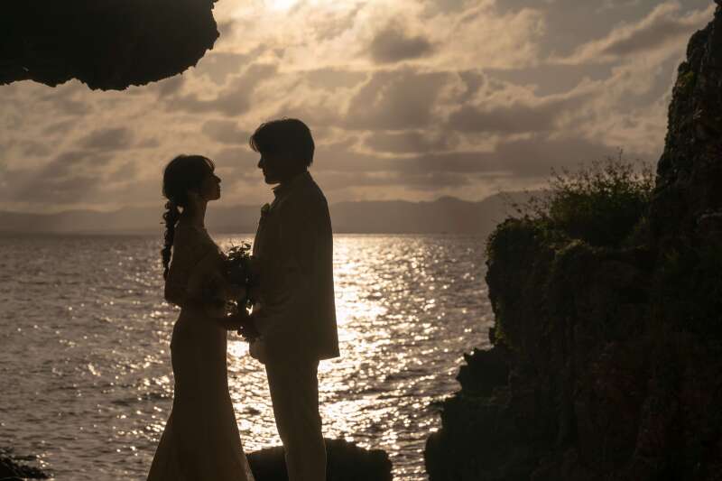 見つめあうふたりのシルエット