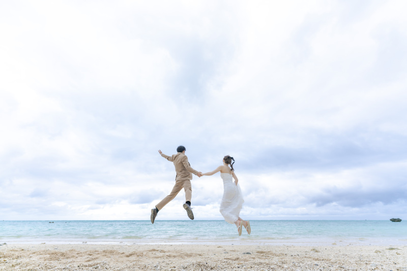 元気いっぱいに、ドレスでジャンプ!