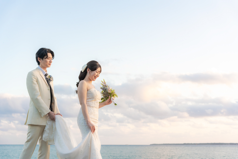 夕暮れ色に染まる浜辺へ