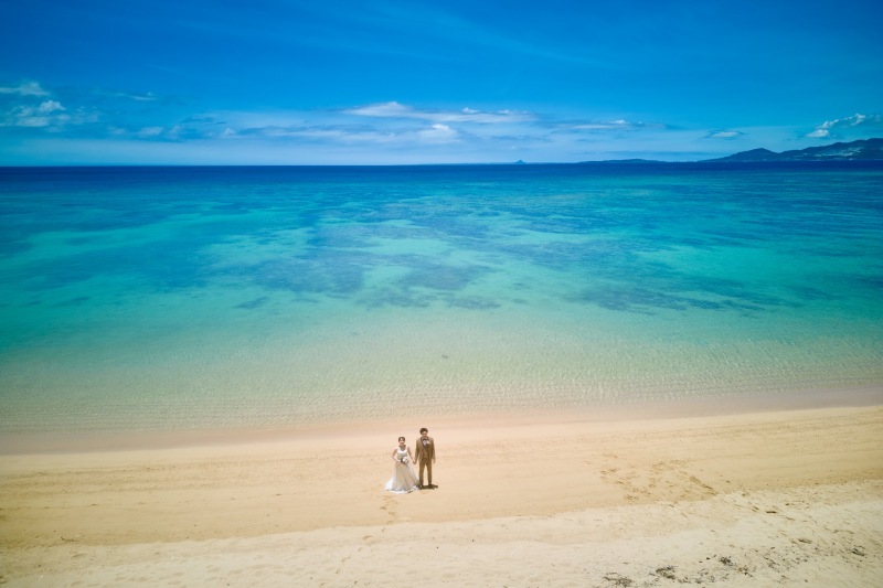 青く広がる沖縄の海とともに