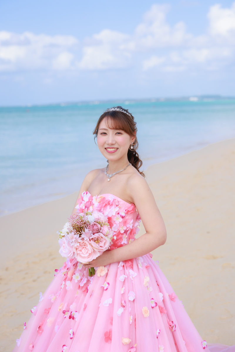 青い海と空だからこそ映える、華やかなカラードレス