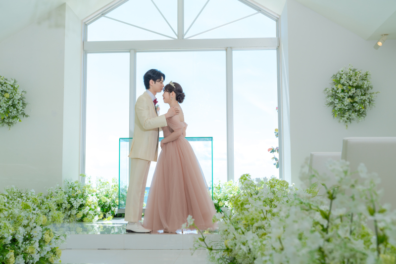 明るいチャペルに華やかなピンク
