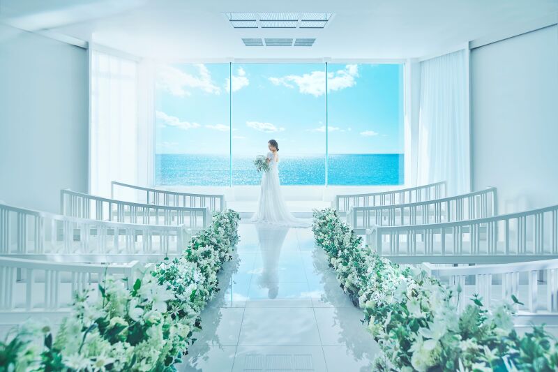 ◆チャペルの雰囲気に合わせたバージンロードフラワー