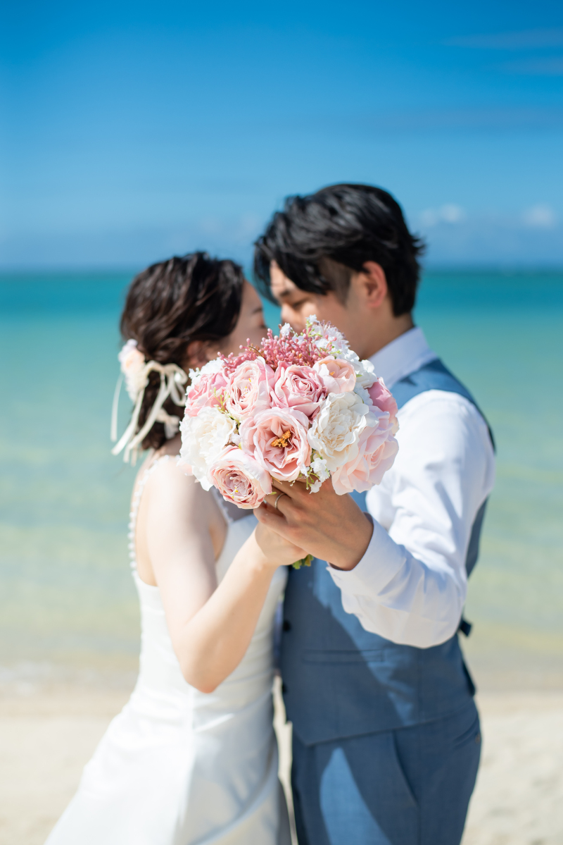 おふたりもブーケも青い海に映えます