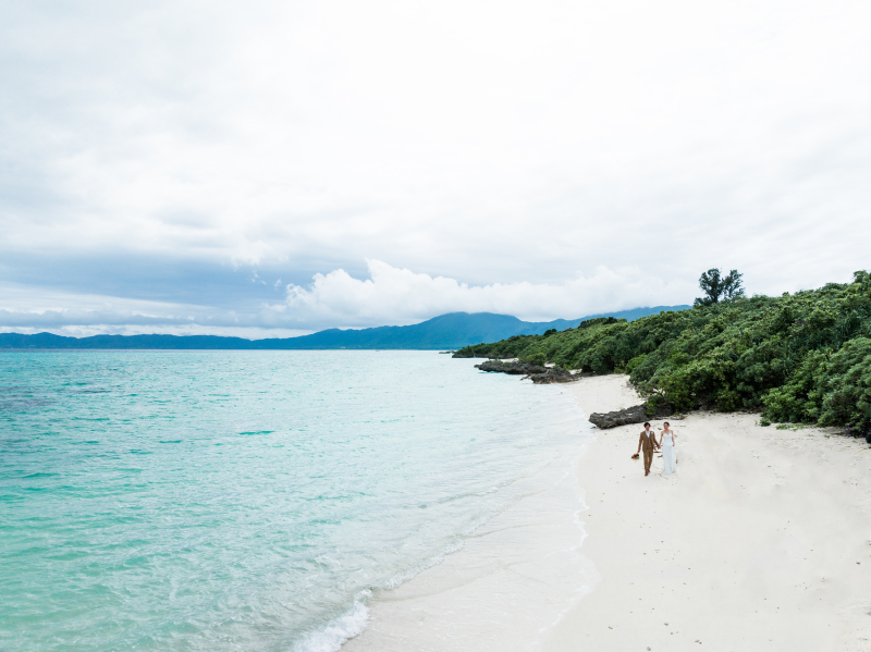 【石垣島】ドローン付きプラン/沖縄リゾートフォトならでは♪大きく広がる海を背に撮影を!フリーチョイスドレス&安心のヘアメイク付!