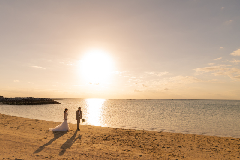 【宮古島】沖縄だからこそ叶えたい!\オレンジに輝くサンセット撮影付★*/選べるドレス&安心のプロヘアメイク付