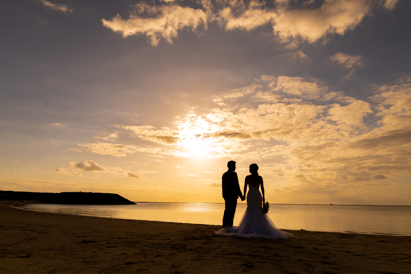 【沖縄本島】沖縄だからこそ叶えたい!\オレンジに輝くサンセット撮影付★*/選べるドレス&安心のプロヘアメイク付