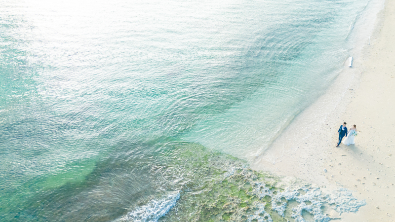 【沖縄本島】ドローン付きプラン沖縄リゾートフォトならでは♪大きく広がる海を背に撮影を!フリーチョイスドレス&安心のヘアメイク付!
