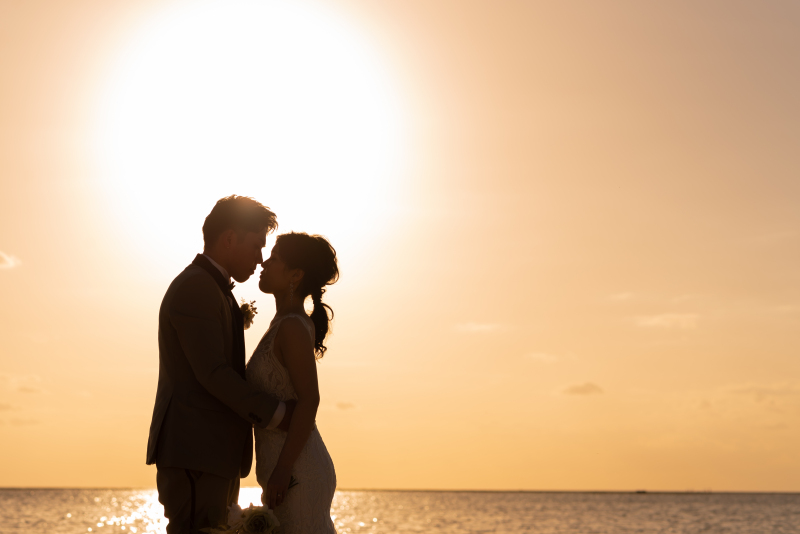 【沖縄本島】沖縄だからこそ叶えたい!\オレンジに輝くサンセット撮影付★*/選べるドレス&安心のプロヘアメイク付