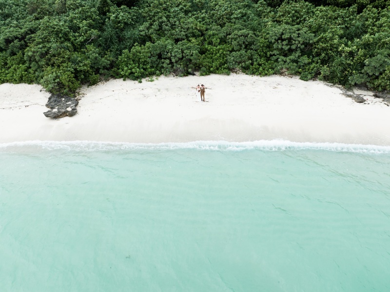 【石垣島】ドローン付きプラン/沖縄リゾートフォトならでは♪大きく広がる海を背に撮影を!フリーチョイスドレス&安心のヘアメイク付!