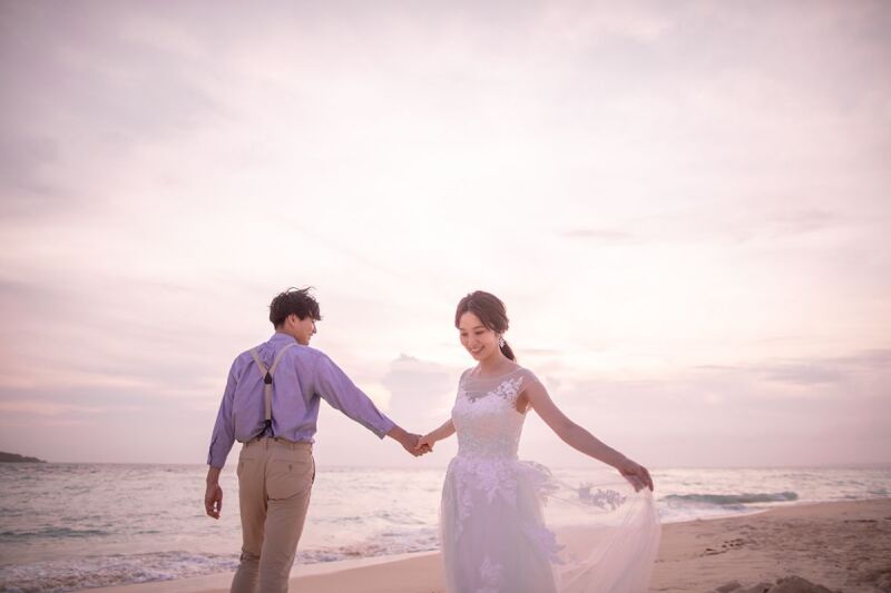 【宮古島】沖縄だからこそ叶えたい!\オレンジに輝くサンセット撮影付★*/選べるドレス&安心のプロヘアメイク付