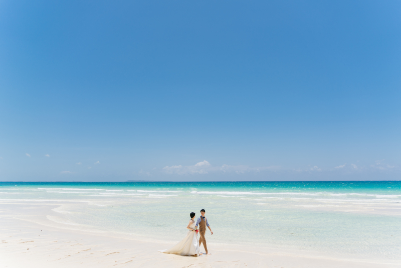 【宮古島】\宮古ブルーに煌く海★/憧れのビーチフォトを7万円台で叶えられる♪衣装選び放題&プロヘアメイク付!