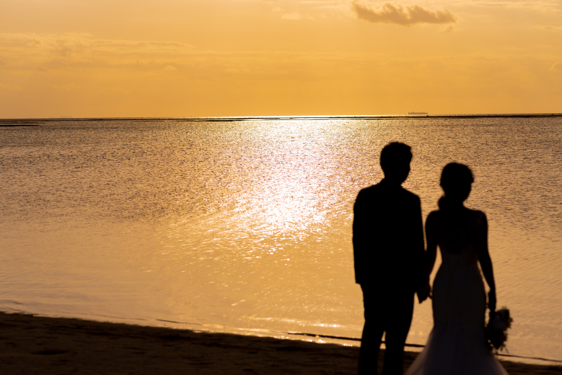 【沖縄本島】沖縄だからこそ叶えたい!\オレンジに輝くサンセット撮影付★*/選べるドレス&安心のプロヘアメイク付