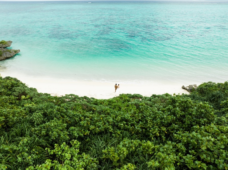 【石垣島】ドローン付きプラン/沖縄リゾートフォトならでは♪大きく広がる海を背に撮影を!フリーチョイスドレス&安心のヘアメイク付!