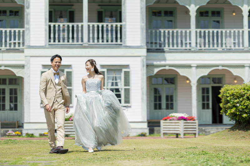 洋館の前で楽しくお話ししながら...