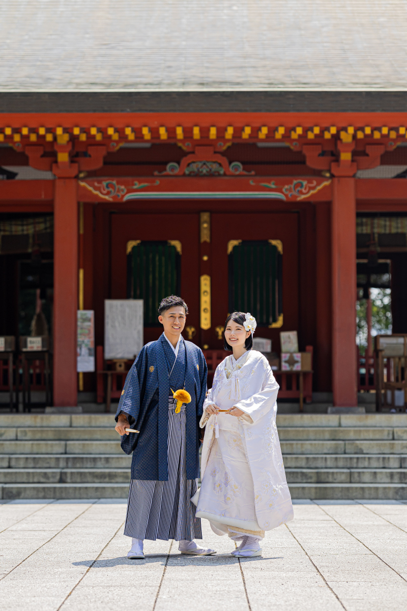 本殿前でフォーマルポーズで。