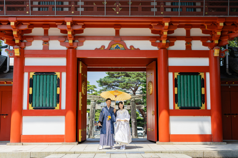 藤崎八旛宮さんの赤の楼門の前で